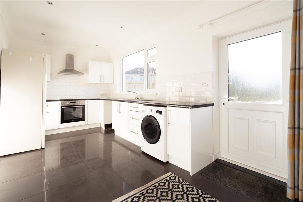 Property photo 3 of 8 Kitchen / Diner