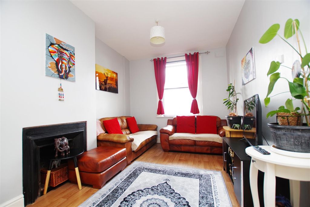 Property photo 3 of 17 Flat One