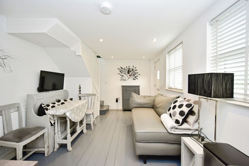 Property photo 1 of 15 Kitchen/Lounge