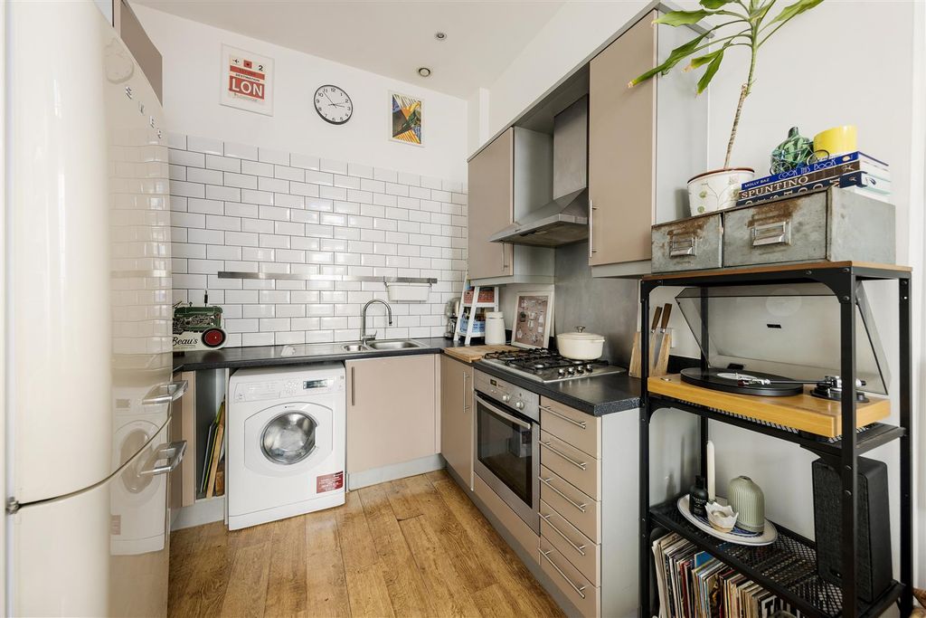 Property photo 3 of 14 Woodgrange Road, E7