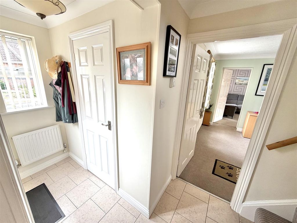Property photo 2 of 20 Entrance Hall