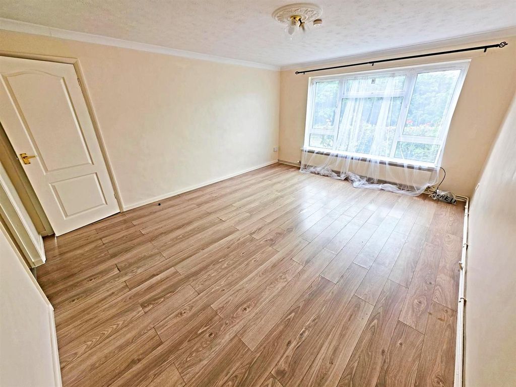 Property photo 2 of 11 Living Room