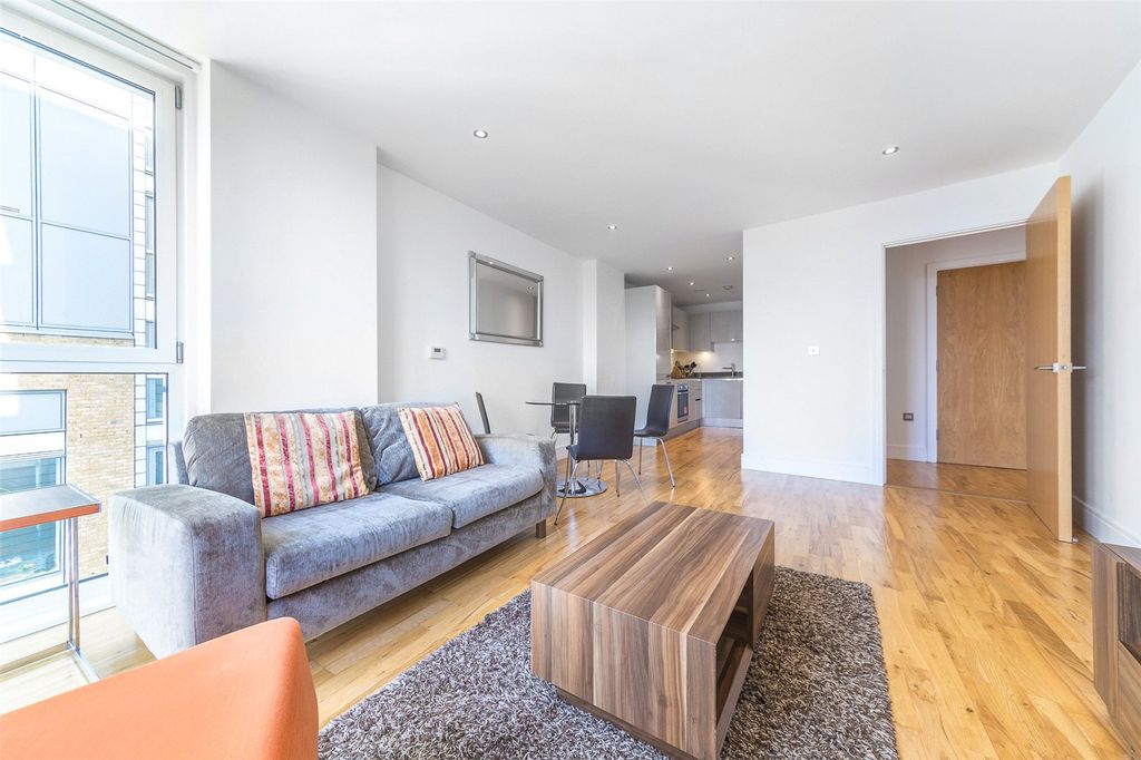 Property photo 1 of 10 Lounge