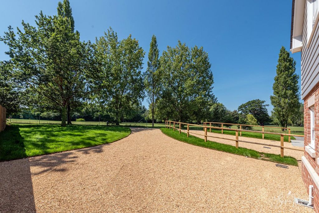 Property photo 3 of 18 Driveway