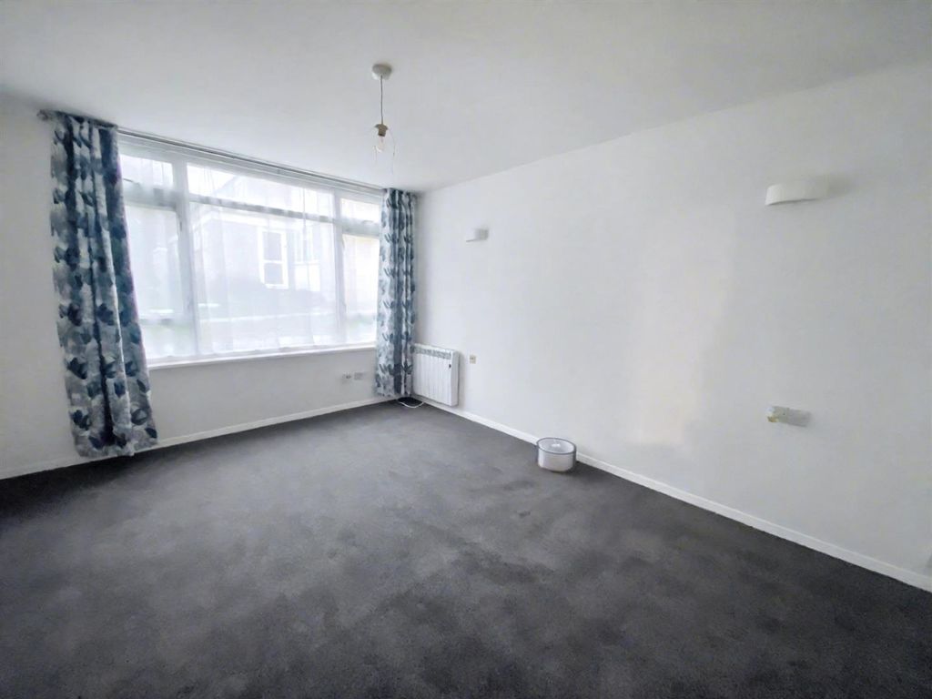 Property photo 3 of 8 6 Greathurst Sitting Room.Jpg