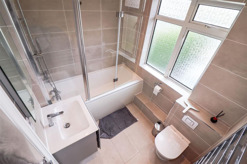 Property photo 2 of 8 Private Bathroom