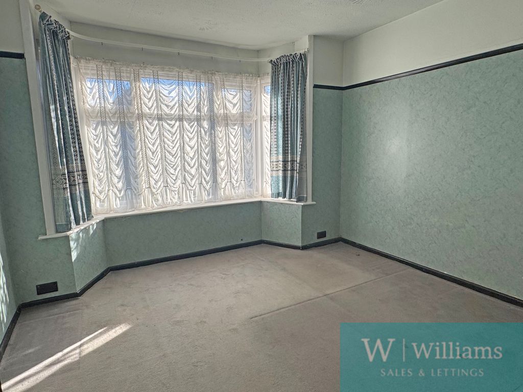 Property photo 3 of 12 .