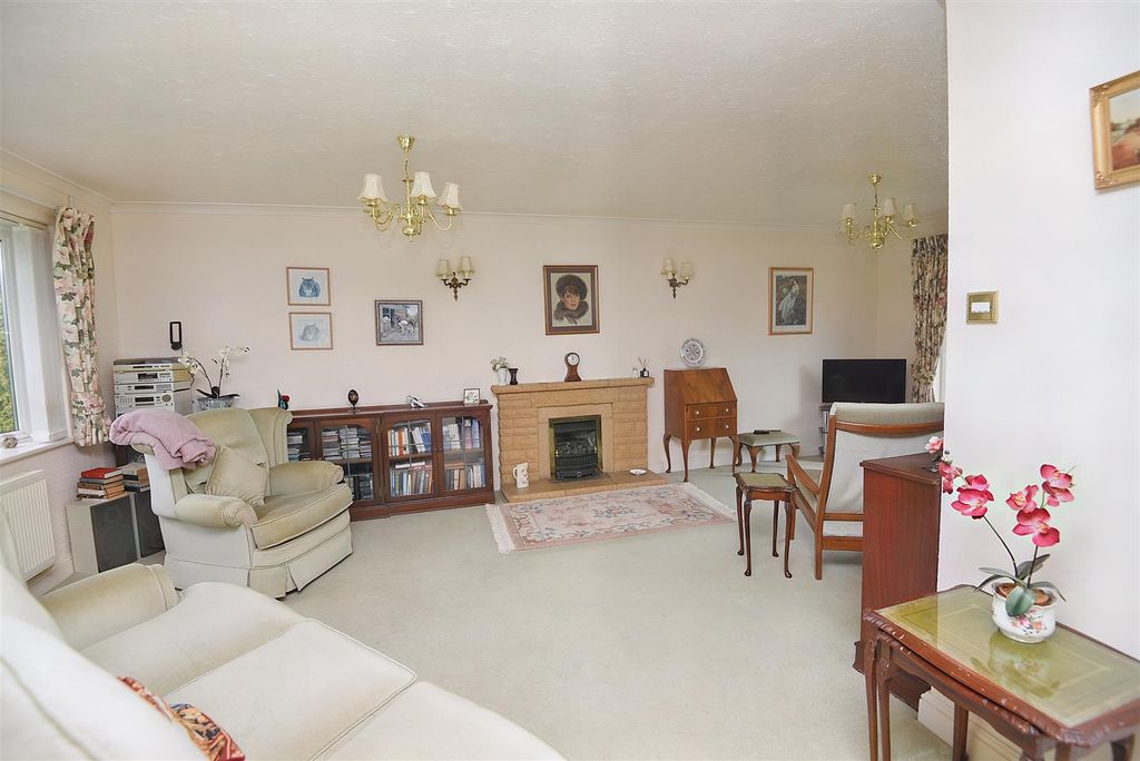 Property photo 2 of 9 Sitting/Dining Room