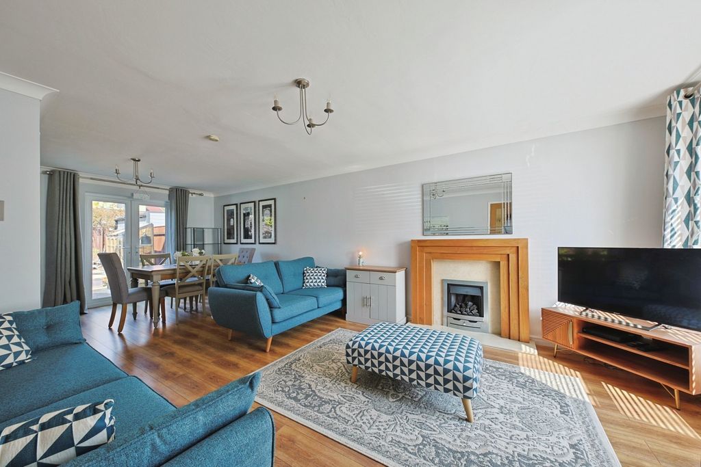 Property photo 2 of 11 4105736