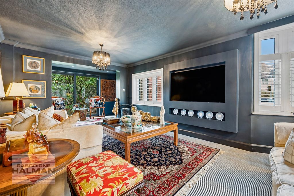 Property photo 3 of 25 Living Room