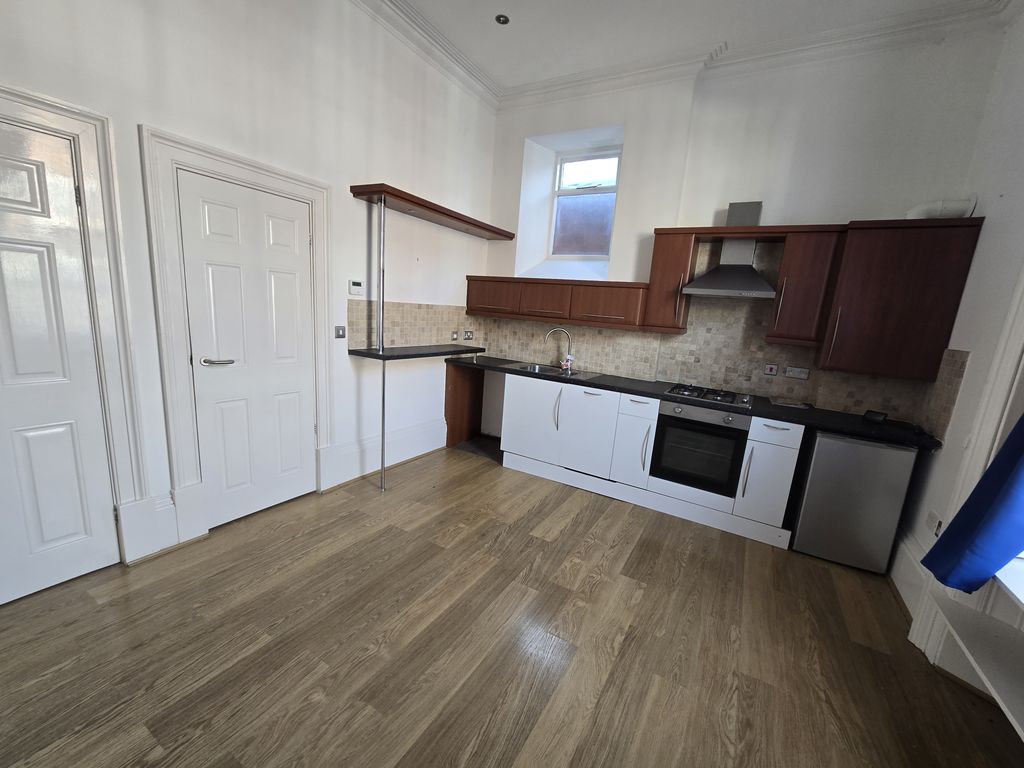 Property photo 2 of 12 R251120 123 - Flat 1, Hailgate House, Howden, G (10).Jpg