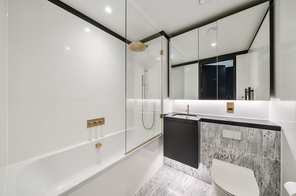 Property photo 3 of 15 Bathroom.Jpg