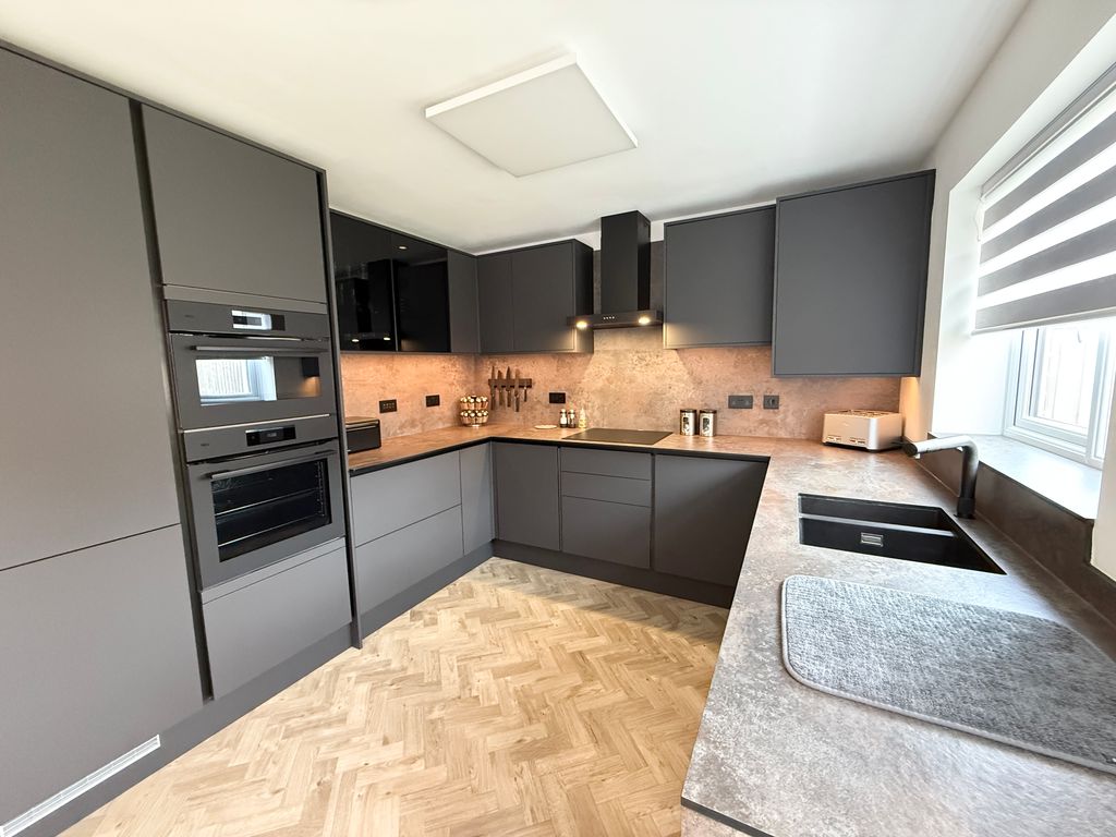 Property photo 2 of 11 Image00002