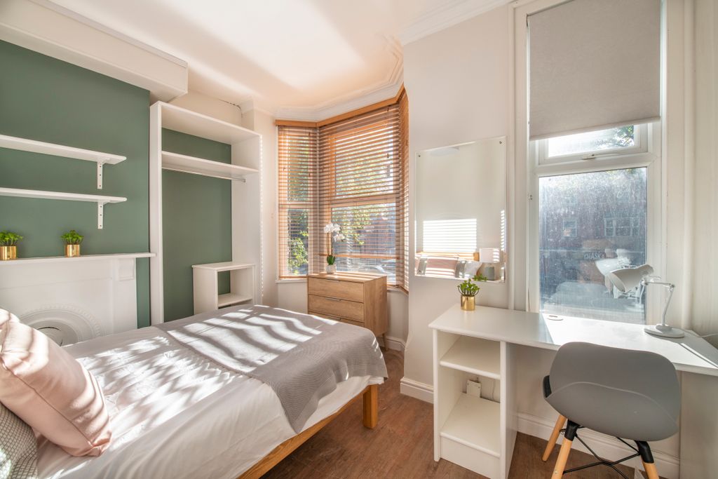 Property photo 2 of 10 44 Lenton, Bedroom 1