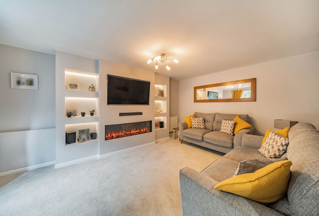 Property photo 2 of 18 1376784-19-690E3E...