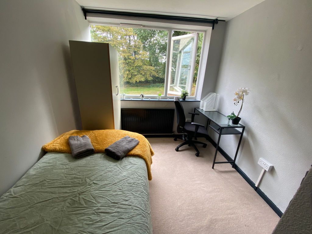 Property photo 2 of 12 Room 3- £550 Available 01/10/2026