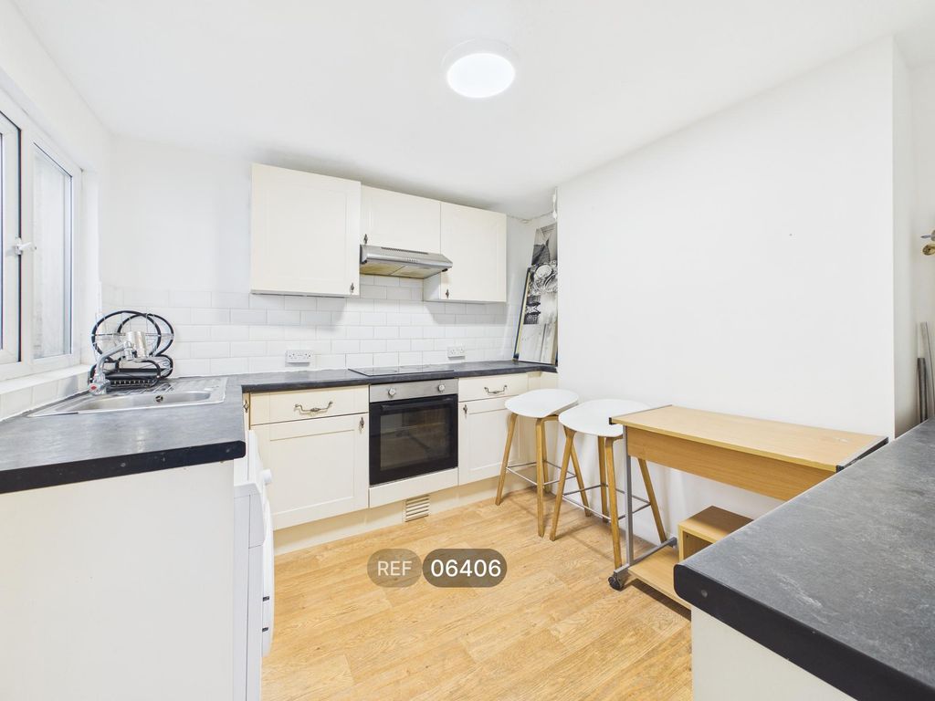 Property photo 2 of 17 Kitchen