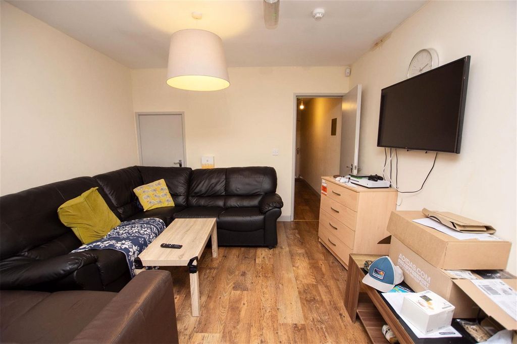 Property photo 1 of 10 Approach