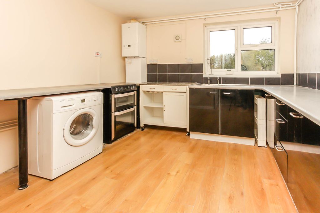 Property photo 3 of 9 Kitchen