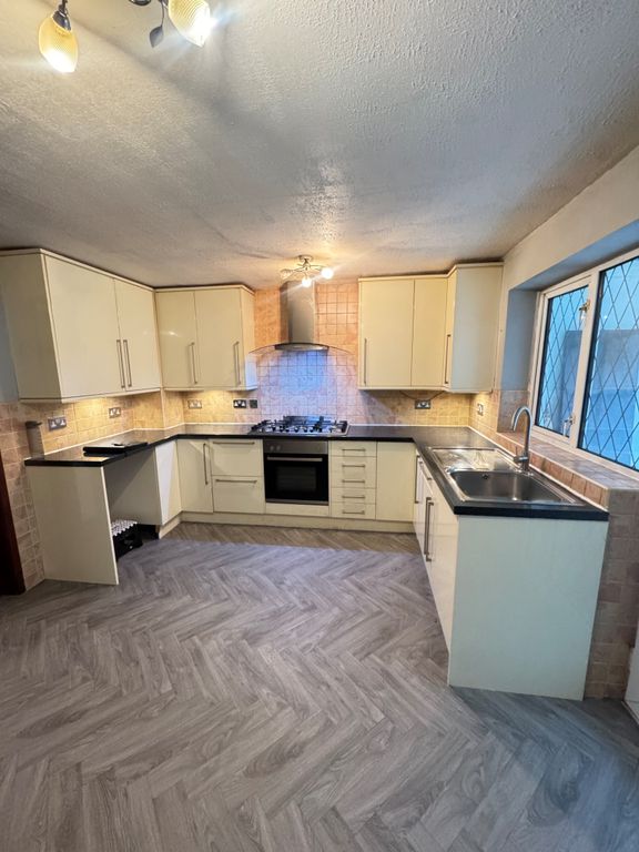 Property photo 2 of 6 Kitchen