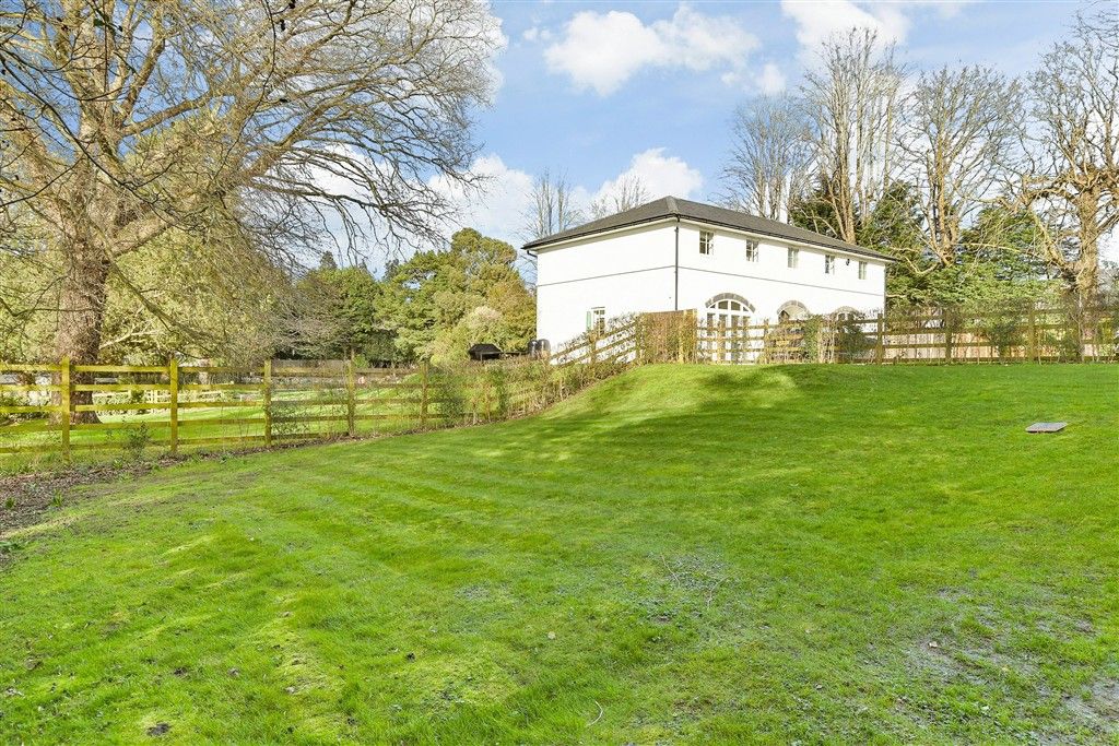 Property photo 2 of 13 Communal Gardens