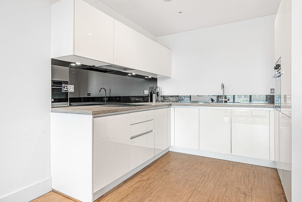 Property photo 3 of 19 Kitchen