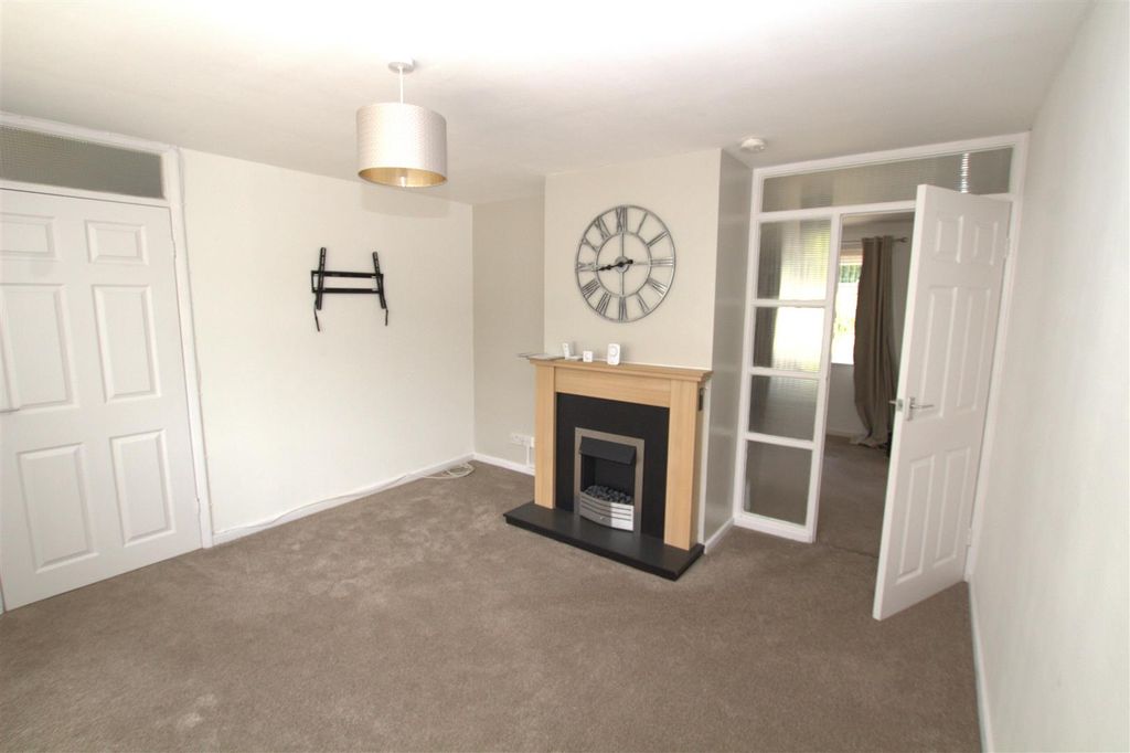Property photo 2 of 15 8 Frontroom 3.Jpg