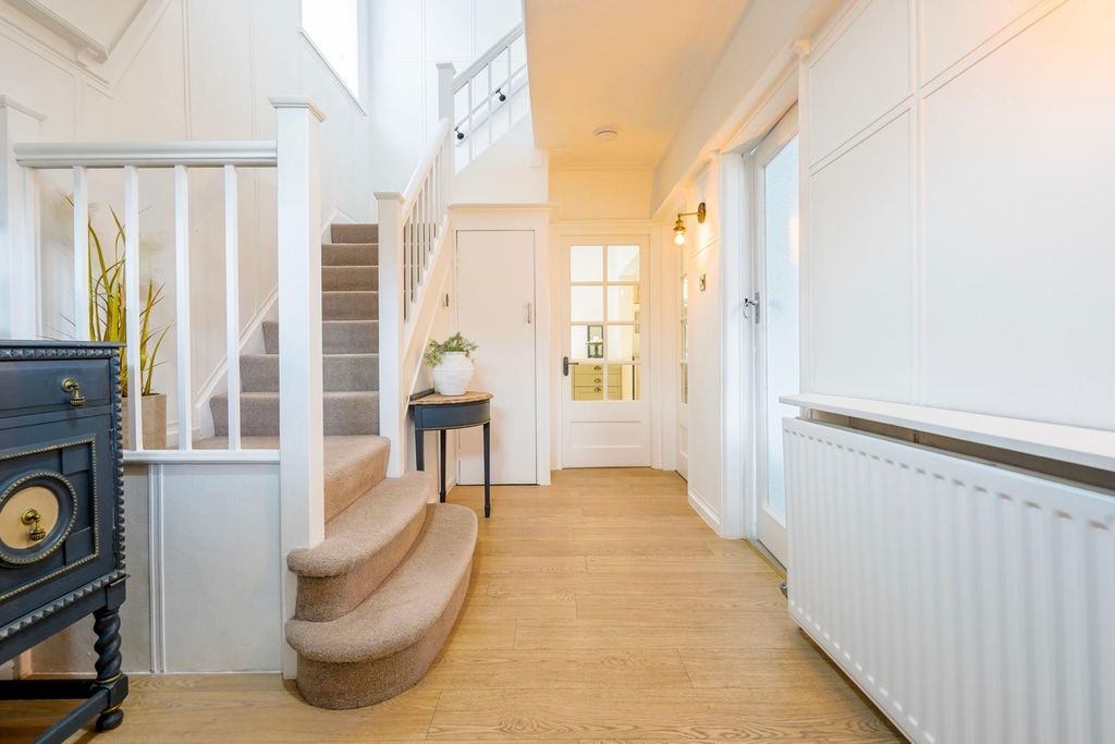 Property photo 2 of 12 Hallway