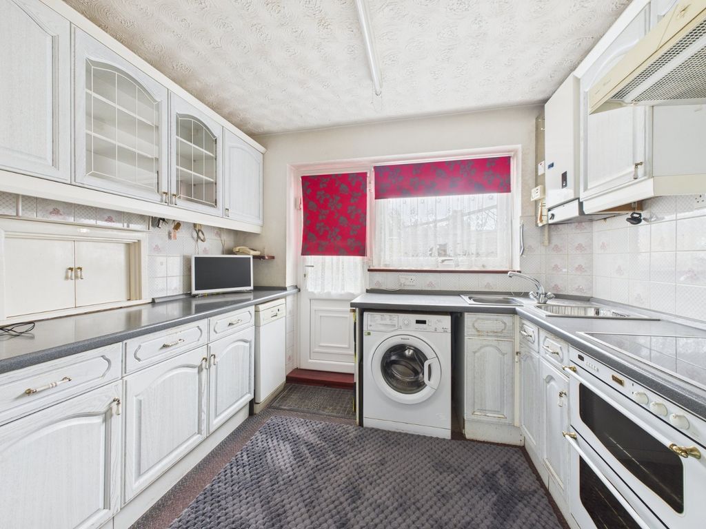 Property photo 3 of 11 Kitchen