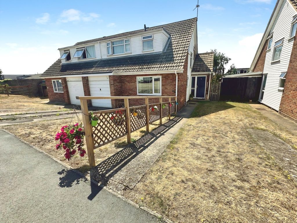 Property photo 3 of 25 Pyfleet Close
