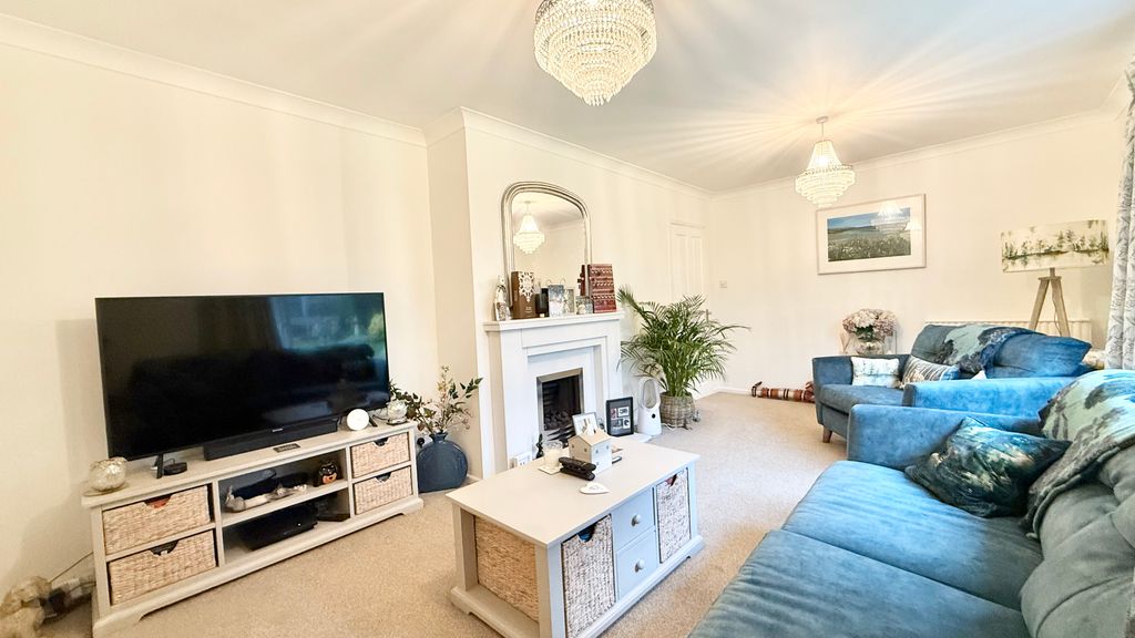 Property photo 3 of 15 Lounge