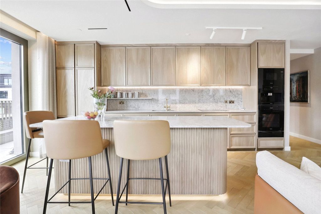 Property photo 3 of 18 Kitchen