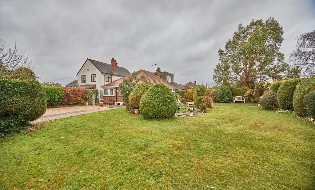 Property photo 3 of 12 91 Hinckley Road Sg 10.Jpg