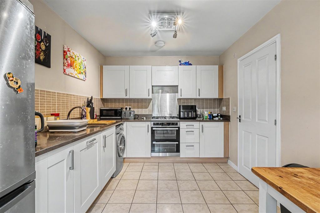 Property photo 2 of 11 Kitchen