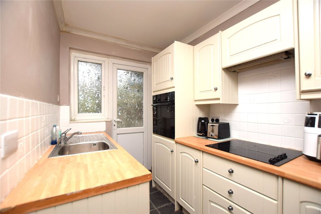 Property photo 2 of 7 Kitchen