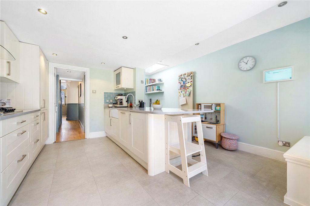 Property photo 2 of 19 Kitchen