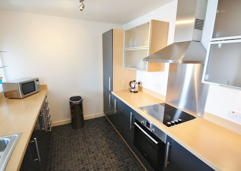 Property photo 3 of 11 Kitchen