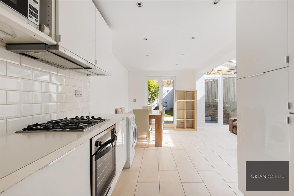Property photo 3 of 8 Flat A, 101 Dalyell Road Sw9 9Ut-5.Jpg