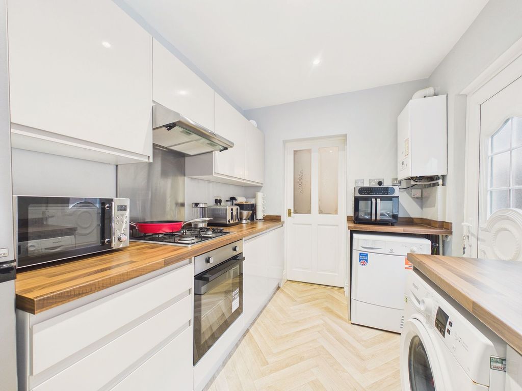 Property photo 2 of 8 Kitchen