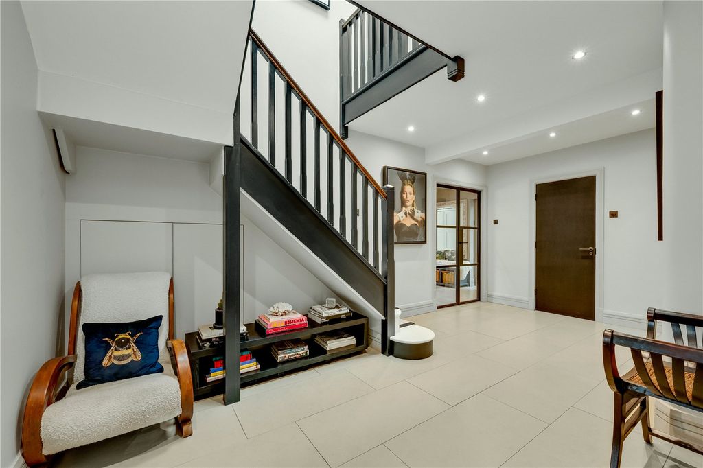 Property photo 2 of 27 Entrance Hall