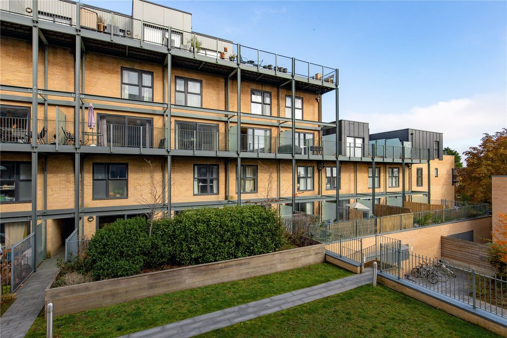 Property photo 1 of 8 Flamsteed