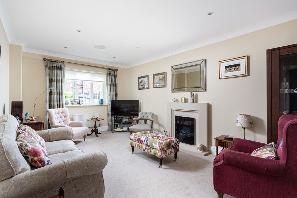 Property photo 2 of 16 Sitting Room