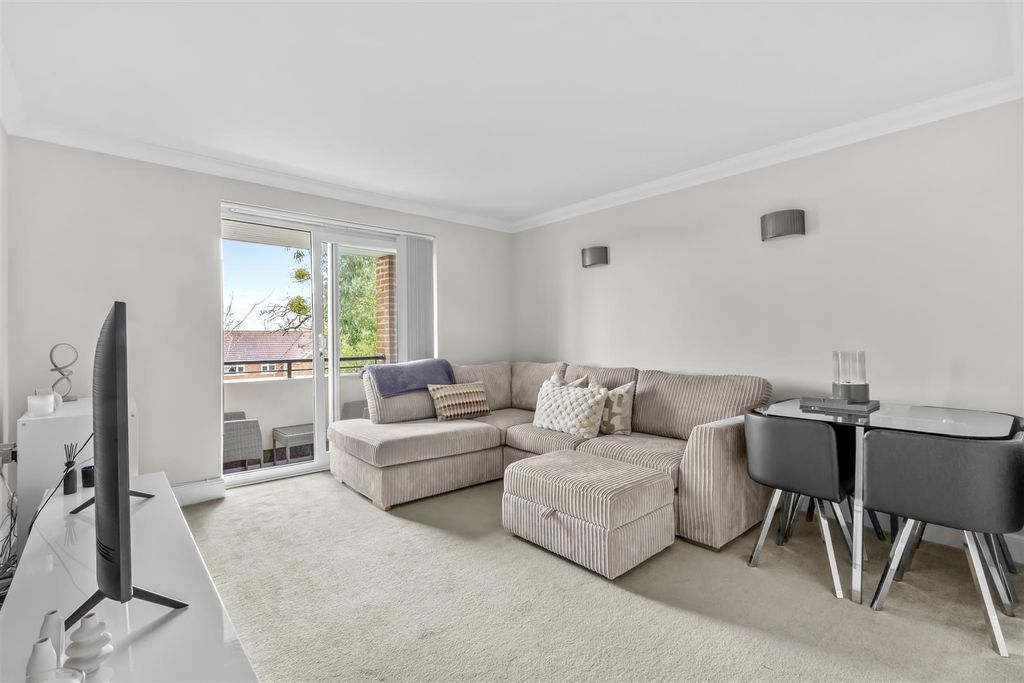 Property photo 3 of 13 Flat 3, Ridgeway Heights, Ridge Way, Hp13 5Be-6.Jp