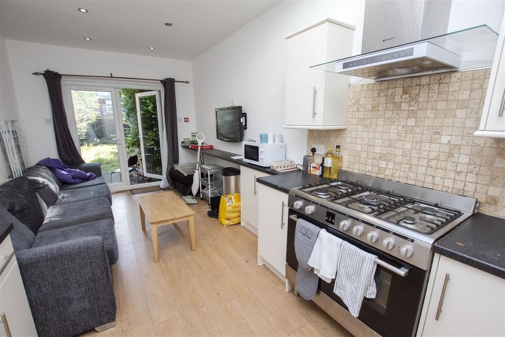 Property photo 3 of 12 Approach