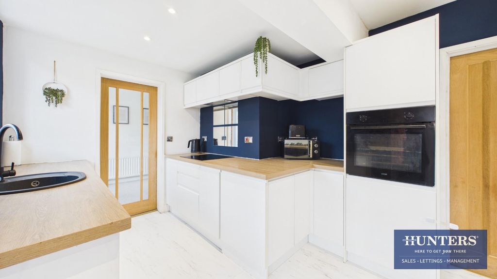 Property photo 3 of 16 Kitchen