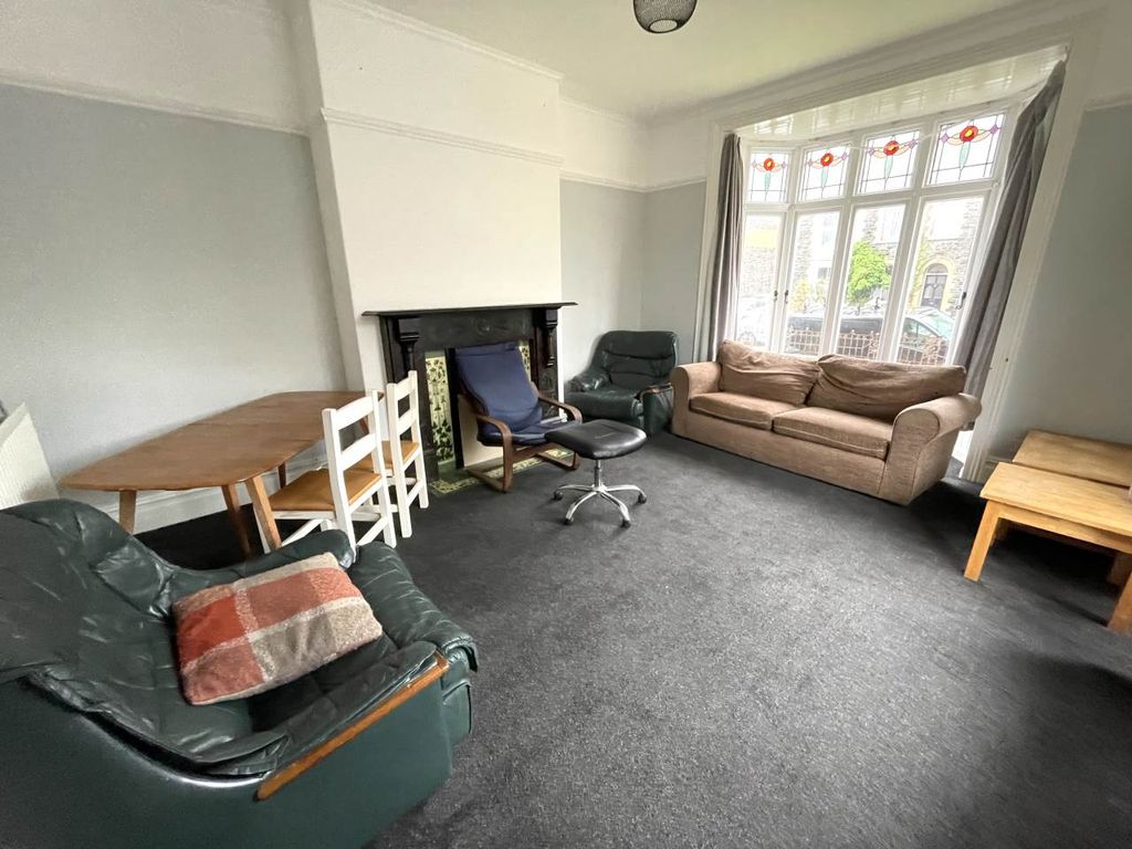 Property photo 3 of 9 Lounge