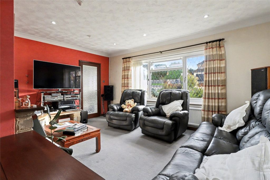 Property photo 2 of 14 Lounge