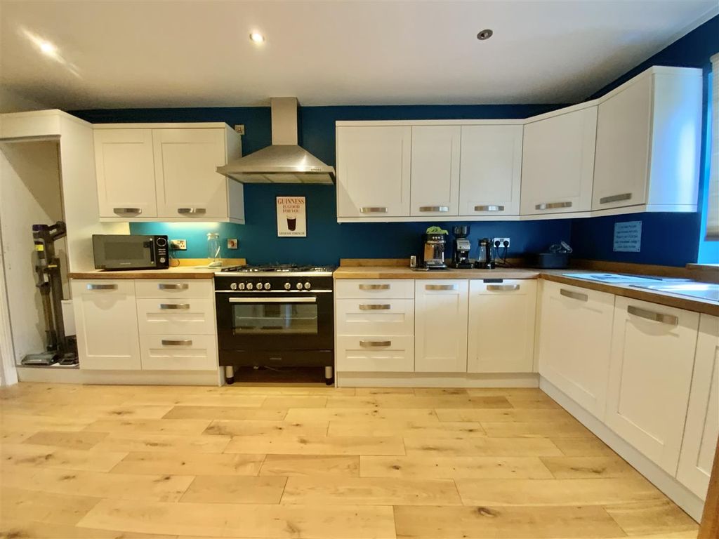 Property photo 3 of 12 Kitchen/ Dining Room