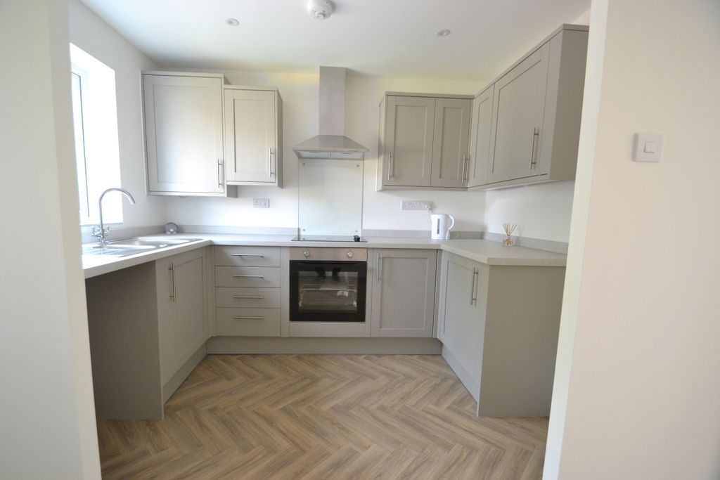 Property photo 3 of 11 Kitchen