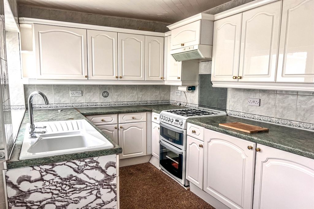 Property photo 3 of 25 Kitchen
